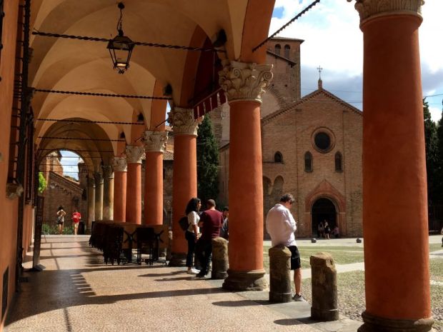 赤い街並みとアーケード